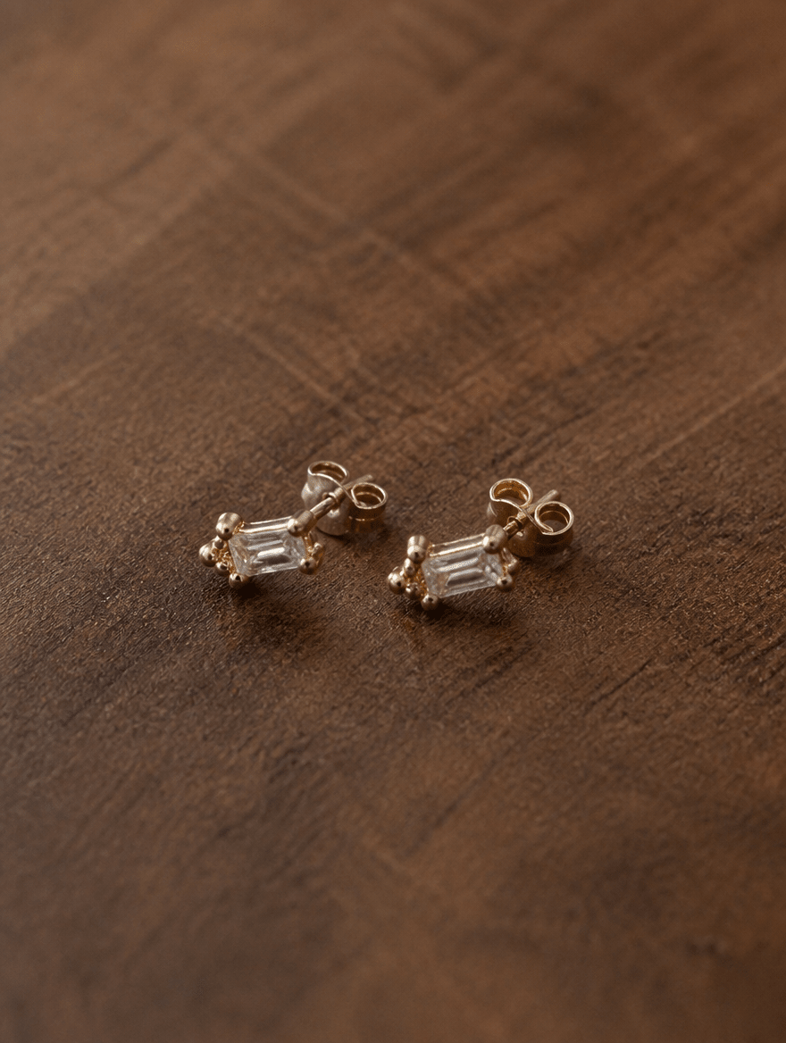 Puce d’Oreille Stardust – Zircon Baguette, Plaqué Or 750/000 - Joia Bijou